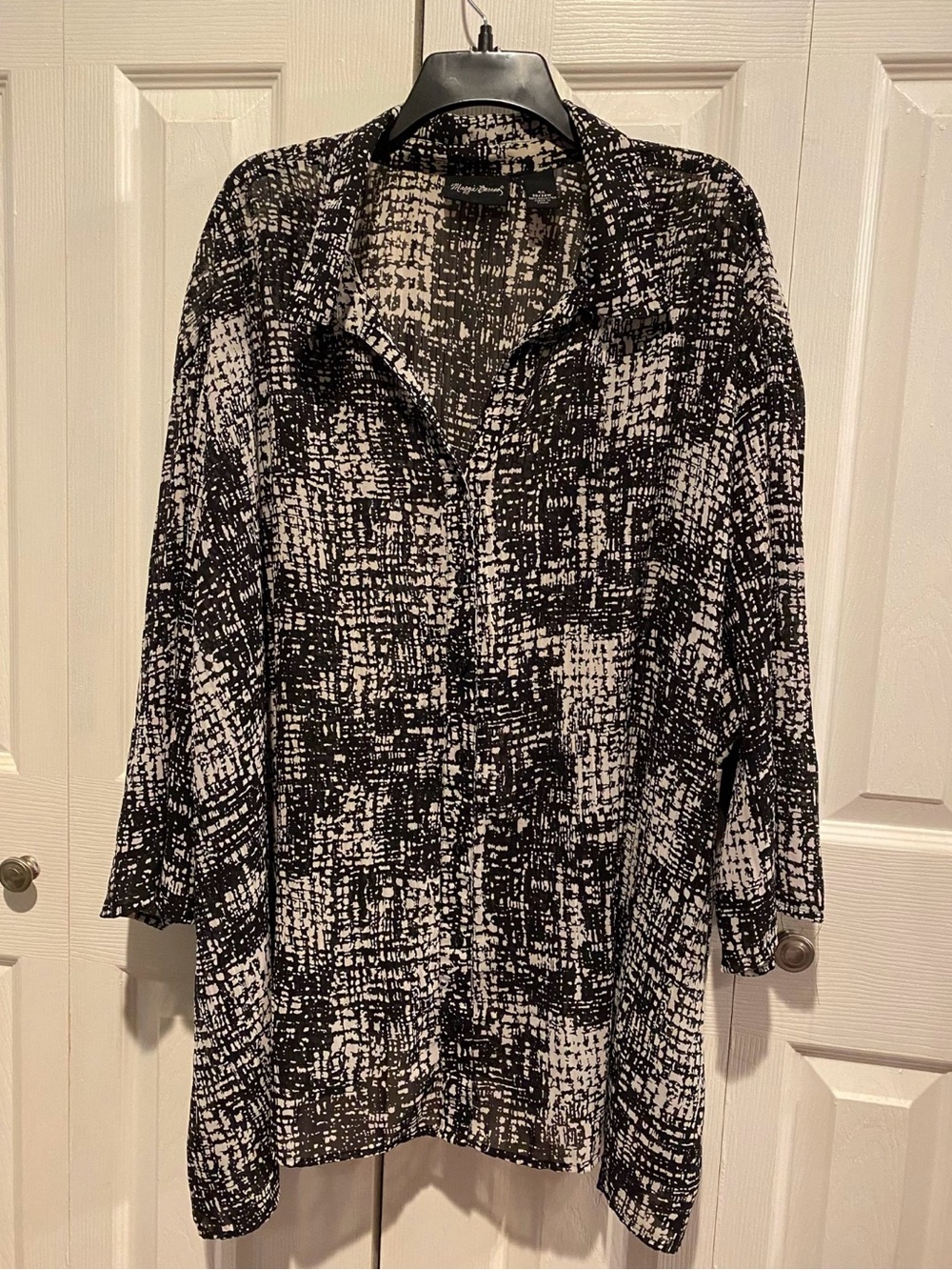 Maggie Barnes Black & White Abstract Button-Front Tunic
